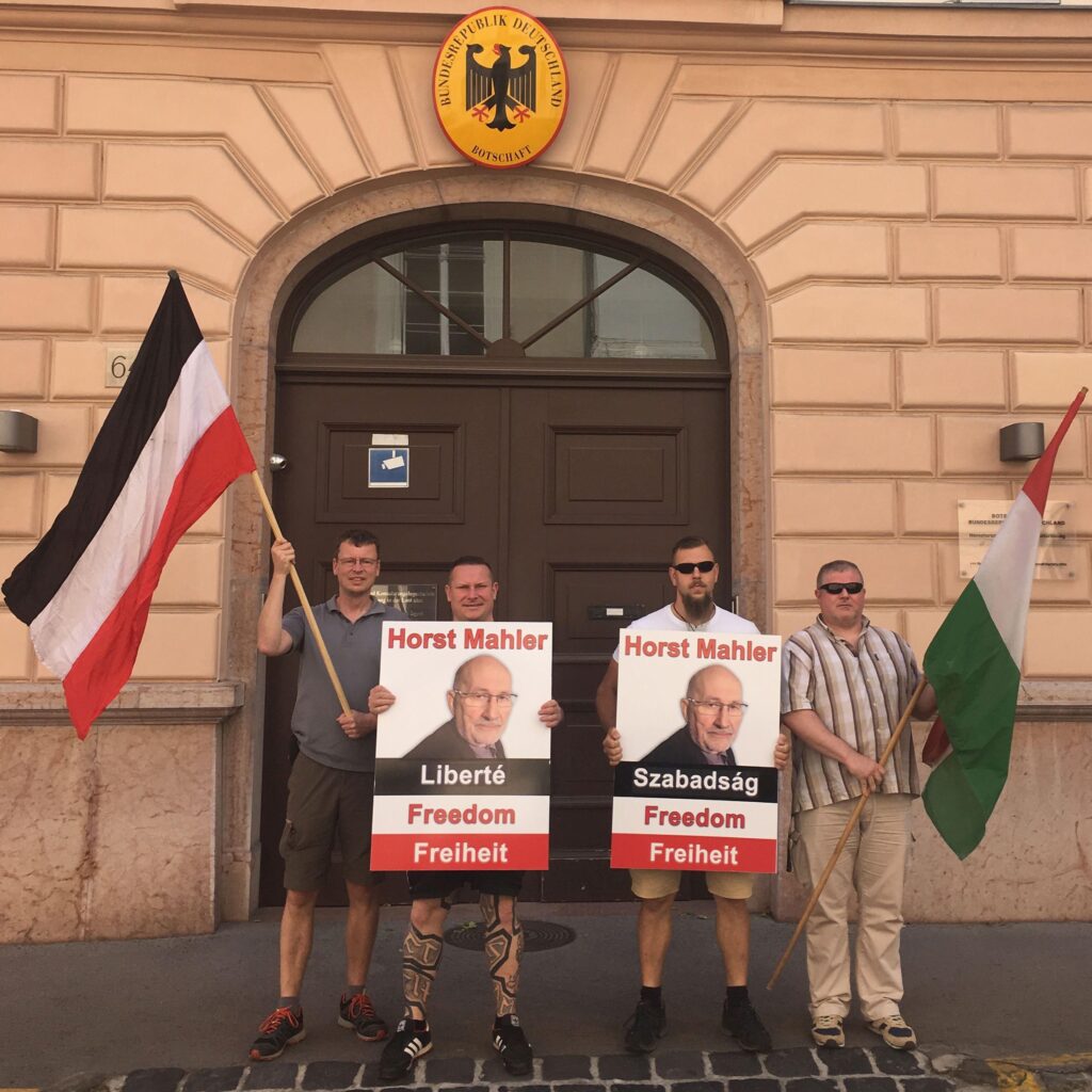 Italienische und Deutsche Aktivisten fordern vor der Deutschen Botschaft die Freilassung des politischen Gefangenen Horst Mahler